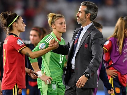 Jorge Vilda saluda a sus jugadoras tras perder contra Inglaterra en la Eurocopa.