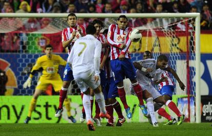 El derbi madrileño se sella con la enésima victoria blanca gracias a la fuerza y la garra de Cristiano, que marca tres de los cuatro goles. En la imagen, la falta que abría el marcador.