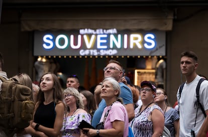 Turistas en la zona de la Sagrada Familia de Barcelona este verano.