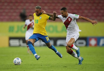 Neymar conduce el balón en el Brasil-Perú del pasado jueves correspondiente a la fase de clasificación sudamericana para el Mundial 2022. Ricardo Moraes (REUTERS)