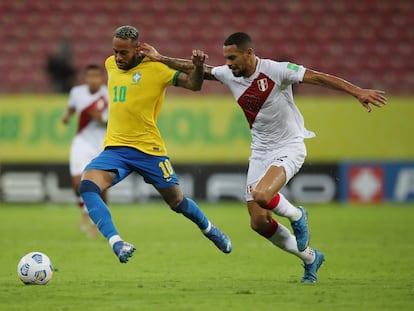 Neymar conduce el balón en el Brasil-Perú del pasado jueves correspondiente a la fase de clasificación sudamericana para el Mundial 2022. Ricardo Moraes (REUTERS)