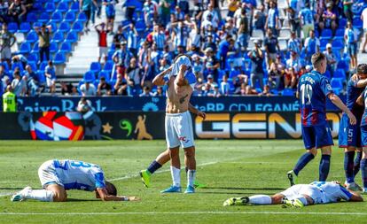 Los jugadores del Leganés, tras la última ocasión fallada.