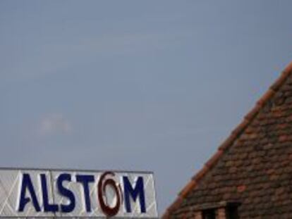 Logo de Alstom en una f&aacute;brica de la compa&ntilde;&iacute;a en Francia.