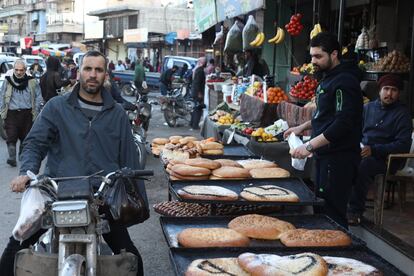 El noroeste de Siria también está experimentando altos niveles de inflación: en enero de este año, el precio de 775 gramos de pan llegó a cinco liras turcas (30 céntimos de euro), y a finales de marzo la cantidad había disminuido a 625 gramos por el mismo precio.