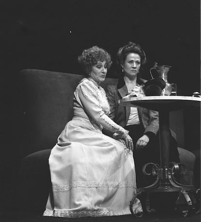 Irene Gutiérrez Caba y Julieta Serrano, en 'La más fuerte', de Strindberg, en el teatro Lara de Madrid, en 1981.