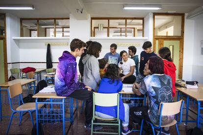 Laura rodeada de compañeros en un descanso entre clases. Ella dice que disfruta del instituto. De las clases y de los tiempos de ocio con los amigos. Lo único que la hace sufrir aquí es su propio perfeccionismo en la época de exámenes.