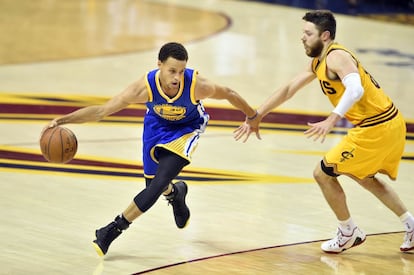 Curry hace jugada, ante Dellavedova.