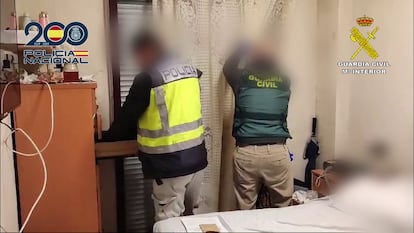 Un policía y un guardia civil en el registro de un domicilio relacionado con grupo criminal que robó numerosas farmacias y entidades bancarias.