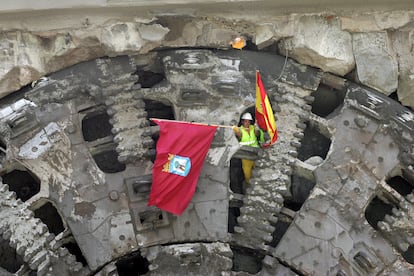 La tuneladora Dulcinea derribaba el último muro de tierra antes de salir a superficie, al terminar su trabajo después de ocho meses excavando el túnel norte del baipás sur, una de las obras más importantes de la M-30, el 17 de julio de 2006.