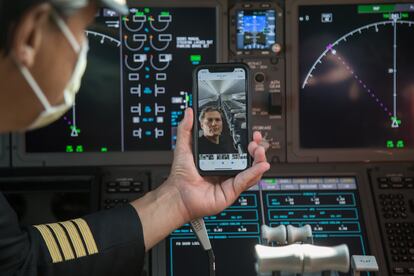 El piloto Fernando Dávalos, en la cabina de un Boeing 787, enseña el vídeo que filmó durante su vuelo a Shanghái el pasado 4 de mayo.

