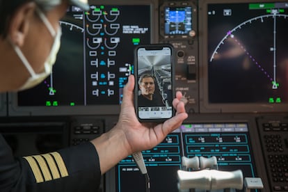 Un piloto de un avión de Aeroméxico muestra en su móvil la cabina de pasajeros en un vuelo para transportar material médico durante la pandemia, en mayo de 2020.