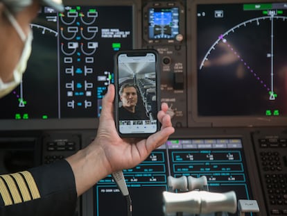 Un piloto de un avión de Aeroméxico muestra en su móvil la cabina de pasajeros en un vuelo para transportar material médico durante la pandemia, en mayo de 2020.