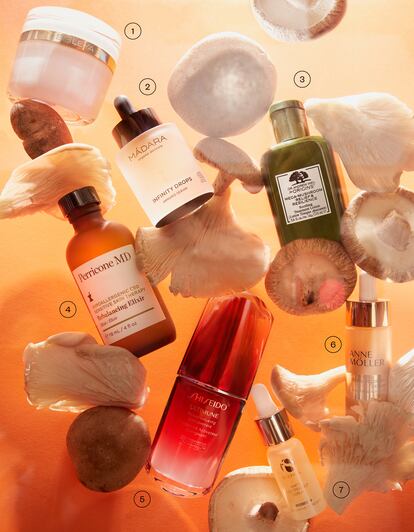 1.Sisleÿa L’Intégral Anti-Âge, de Sisley. Lleva shiitake, que ayuda a reforzar las defensas naturales de la piel. 402 euros. 2. Infinity Drops Immuno-Serum, de Mádara. Combina betaglucanos de setas, probióticos y ácido hialurónico. 85 euros. 3. Mega-Mushroom Skin Relief Soothing Face Lotion, de Origins. Loción facial ligera formulada con hongos cordyceps y reishi, que calman y ayudan a reducir el enrojecimiento y la sensibilidad de la piel. 79 euros. 4. Hypoallergenic CBD Rebalancing Elixir, de Perricone MD. Con complejo de setas antioxidante que promueve un pH
equilibrado, calma y alivia visiblemente la piel, y cannabidiol, que también suaviza, hidrata y revitaliza. 99 euros. 5. Ultimune Power Infusing Concentrate, de Shiseido. Fortalece la piel y la ayuda a defenderse de los daños diarios gracias a los extractos de hongo reishi y raíz de iris, ricos en antioxidantes. 144 euros. 6. Total Recovery Serum Livingoldâge, de Anne Möller. Incorpora extracto de shiitake, con propiedades antioxidantes. 59 euros. 7. White Lightening Serum, de iS Clinical. De fácil absorción, contiene extracto de arbutina y hongos que iluminan el cutis. 102 euros.