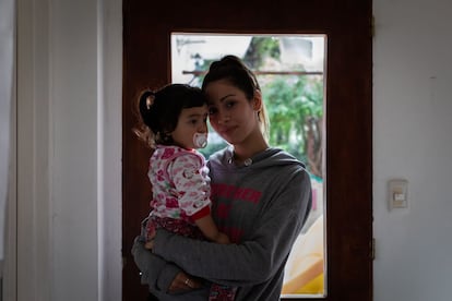 madre adolescente en la Fundación Kaleidos de Argentina.