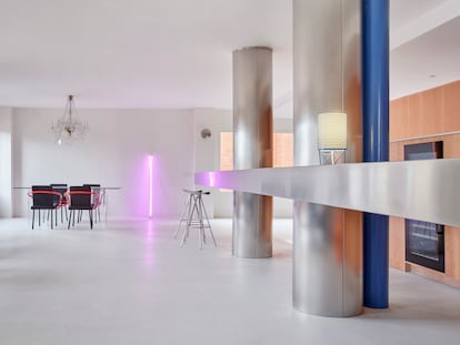 La estrella de la casa: la barra. Al fondo, mesa con cuatro sillas Mandarin, de Ettore Sottsass para Knoll.