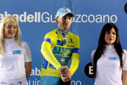 El ciclista italiano Francesco Gavazzi, en el podio con el maillot amarillo de líder de la general.