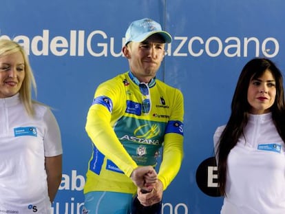 El ciclista italiano Francesco Gavazzi, en el podio con el maillot amarillo de líder de la general.