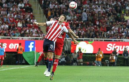 Fierro compite contra Salinas por un balón