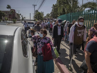 Decenas de personas esperan en fila para ser vacunadas contra la covid-19 en Tijuana, Baja California, el pasado 12 de junio.