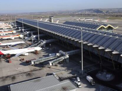 Varios aviones en las pistas de la T4 del Aeropuerto Adolfo Su&aacute;rez Madrid-Barajas.