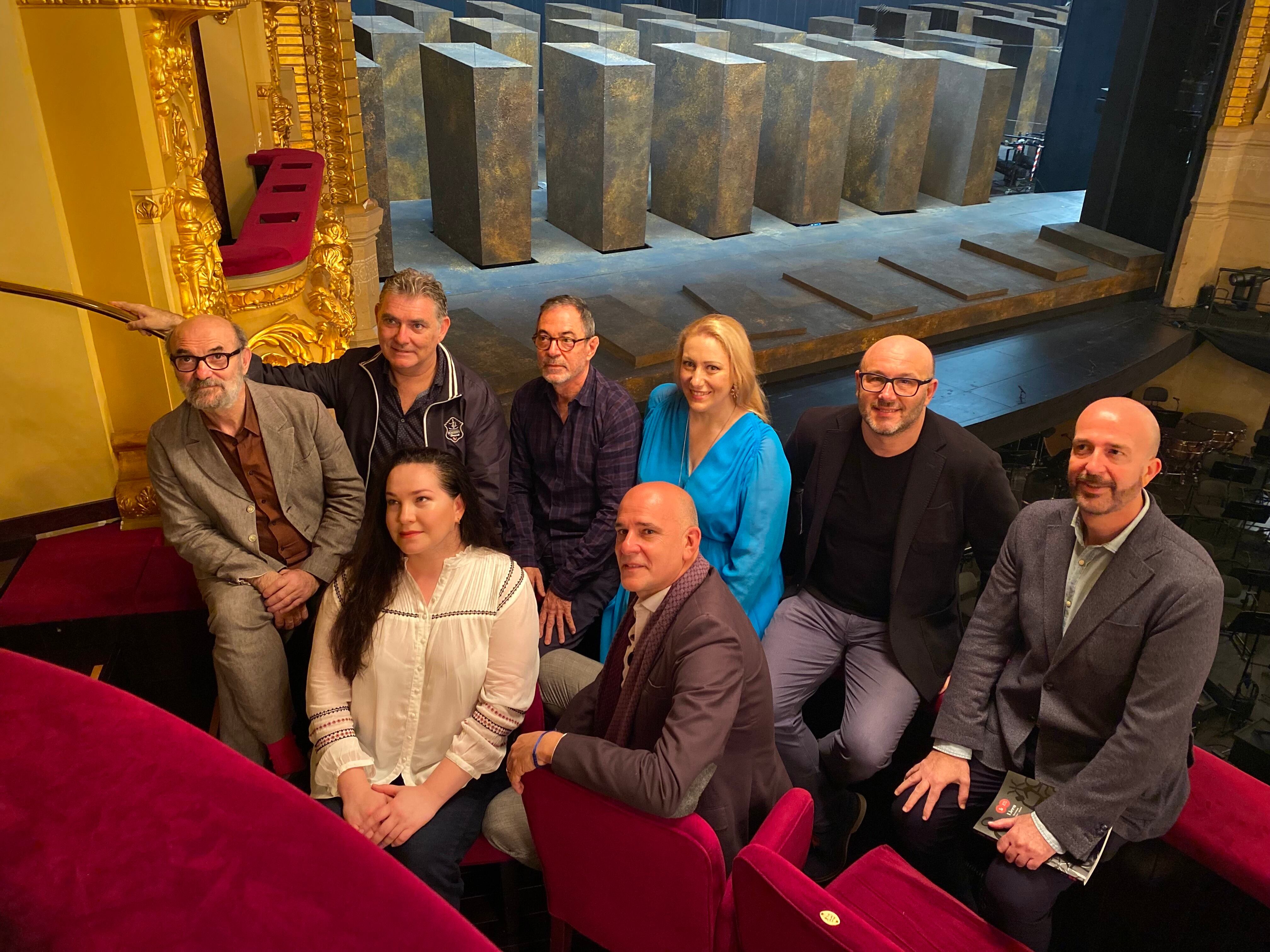 Una imagen del elenco de Il trovatore. De izquierda a derecha, Ángel Ódena, Àlex Ollé, Saioa Hernández,  Riccardo Frizzi y Víctor García de Gomar. Delante, Alfons Flores, Ksenia Dudnikova y Juan Jesús Rodríguez en la presentación de la obra. /  EUROPA PRESS