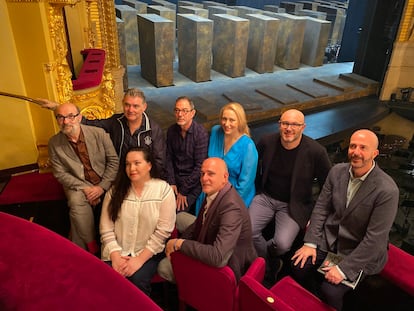 Una imagen del elenco de Il trovatore. De izquierda a derecha, Ángel Ódena, Àlex Ollé, Saioa Hernández,  Riccardo Frizzi y Víctor García de Gomar. Delante, Alfons Flores, Ksenia Dudnikova y Juan Jesús Rodríguez en la presentación de la obra. /  EUROPA PRESS

