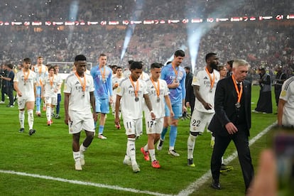 Los jugadores del Real Madrid con Ancelotti en primer término, tras perder la final.