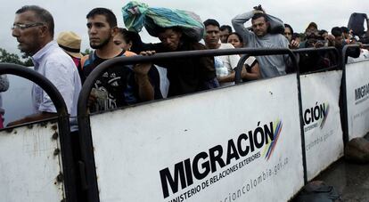 Venezuelanos cruzam a ponte Simón Bolívar na fronteira com a Colômbia.