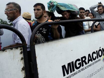 Venezuelanos cruzam a ponte Simón Bolívar na fronteira com a Colômbia.