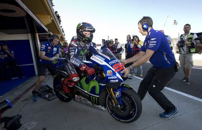 Jorge Lorenzo saliendo del box en el circiuto de Valencia.