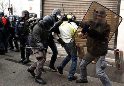 Agentes de la policía detienen a un 'chaleco amarillo' durante las protesta en la capital francesa.