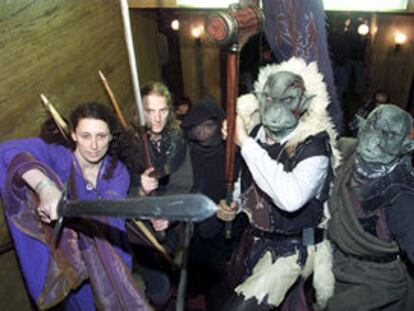 Un grupo de personas disfrazadas, antes del estreno en Essen (Alemania) de <b></b><i>El señor de los anillos.</i>