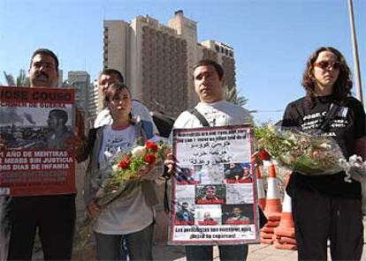 El hermano de José Couso, Javier, junto a familiares y amigos del cámara ante el Hotel Palestina.