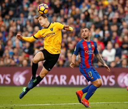 Paco Alcàsser del Màlaga xuta la pilota davant la presència de Diego Llorente del Barcelona.