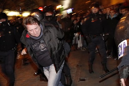 Los antidisturbios detienen a un manifestante en la calle Atocha de Madrid al final de la manifestación contra los recortes del Gobierno