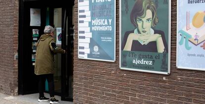 Una mujer entra a Liceum Gimnasios de la Mente, en Madrid.