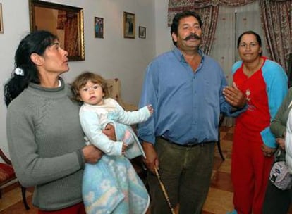 La familia García, que regresó ayer a su domicilio en Castellar.