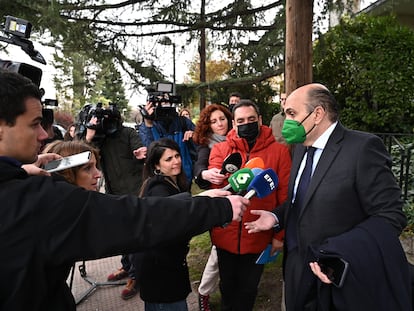 El consejero de Porcelanosa Silvestre Segarra, antes de entrar en la embajada de Ucrania en Madrid.