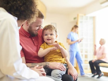 Enseñar a los padres a cuidar para reducir la saturación de los pediatras