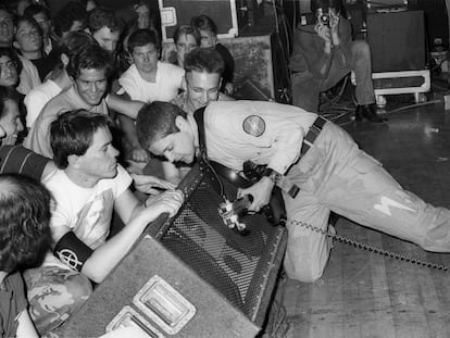 Genesis P-Orridge, líder de Throbbing Gristle, durante una actuación en Culver City, California