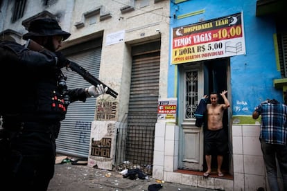 Policial em ação na cracolândia, em São Paulo.