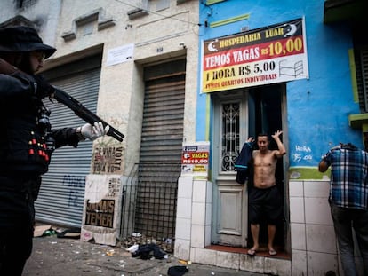 Policial em ação na cracolândia, em São Paulo.