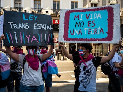 Varias personas trans con pancartas durante la semana del orgullo LGTBI en Madrid en julio de 2020.