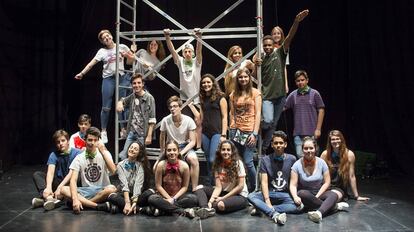 Alumnos de los institutos Macarena y Velázquez de Sevilla, en el ensayo de la presentación del festival profesional que han programado.