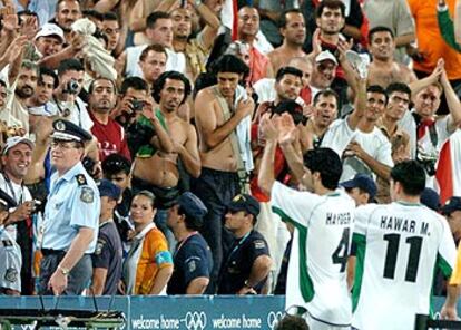 Haidar y Haiwar, futbolistas de Irak, celebran con los seguidores su triunfo ante Portugal.

D PRESS