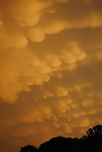 Nubes mamatus es cualquier tipo de nube al que le aparecen en su base bolsas o mamas.