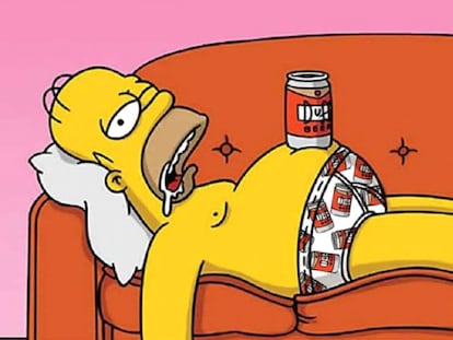 Fotograma de la serie Los Simpson. Homer sostiene una lata en su barriga.