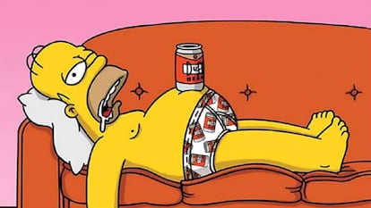 Fotograma de la serie Los Simpson. Homer sostiene una lata en su barriga.