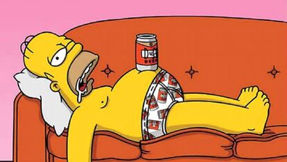 Fotograma de la serie Los Simpson. Homer sostiene una lata en su barriga.