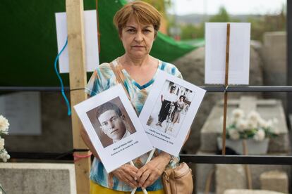 Esther Mateo Cabrero muestra los retratos de sus familiares fusilados al pie de la fosa del cementerio de Colmenar Viejo. 